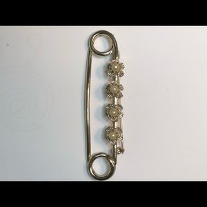 Kilt pin. Pearl pin set in gold plated flower setting